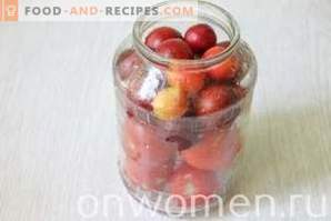 Eingelegte Tomaten mit Kirschpflaume für den Winter