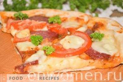 Pizza mit Salami und Mozzarella auf Hefeteig