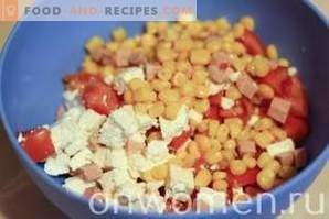 Salat mit Käse, Schinken und Mais