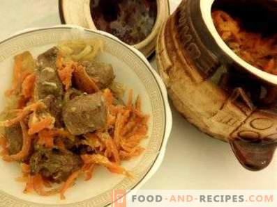Liver in sour cream with onions and carrots