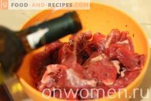 Rindfleisch im Wein in einem langsamen Kocher