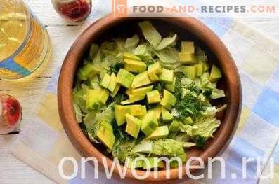 Salat mit Avocado und Birne