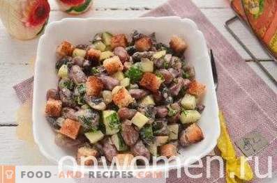 Salat mit Bohnen, Crackern und Champignons