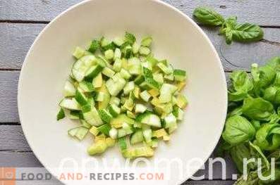 Salat mit Avocado und Gurke