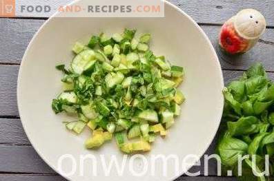 Salat mit Avocado und Gurke