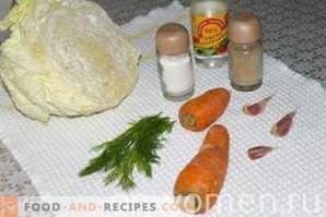 Kohl-Karotten-Salat mit Knoblauch, mit Essig gewürzt