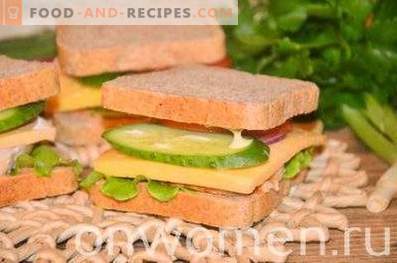 Sandwich mit Hähnchen, Käse und Gemüse