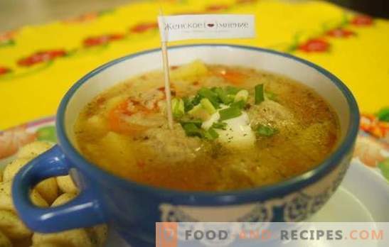 Fotorezept für Suppe mit Fleischbällchen in einem langsamen Kocher: Mittagessen für eine Stunde. Einfache Suppe mit Fleischbällchen und Couscous im Schmortopf: Schritt für Schritt Rezept