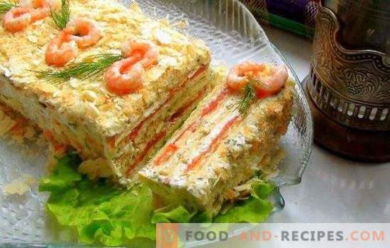 Kuchen mit Konserven - Tischdekoration! Saftiger Kuchenkuchen mit Konserven und Gemüse, Käse, Eiern, Essstäbchen, Kaviar