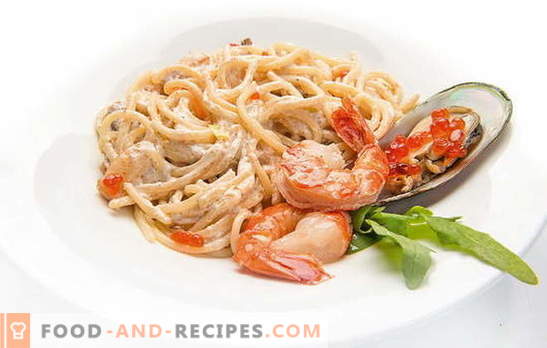 Spaghetti mit Meeresfrüchten, Tomaten, Käse, Spinat und Basilikum. Rezepte für Spaghetti mit Meeresfrüchten und Saucen dafür