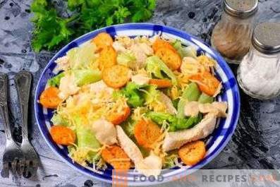 Salate mit Hühnchen und Crackern