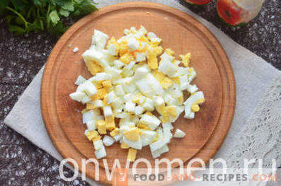 Salat mit geräuchertem Huhn, Ananas, Käse, Ei