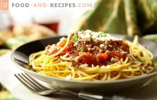 Spaghetti in einem Multikocher - lecker und schnell. Spaghetti-Optionen in einem langsamen Kocher mit Hackfleisch, Käse, Champignons, Eiern, Tomaten